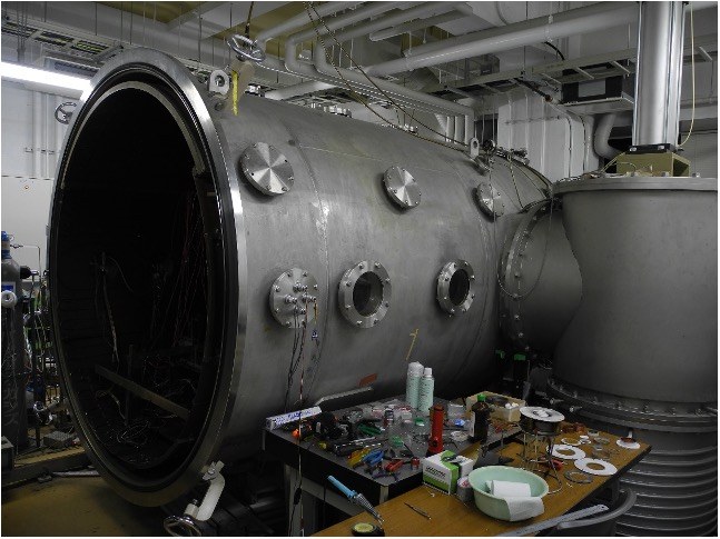 Space-simulation vacuum chamber